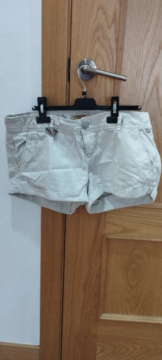 Pantalón corto beige Stradivarius