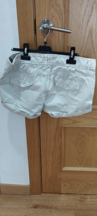 Pantalón corto beige Stradivarius