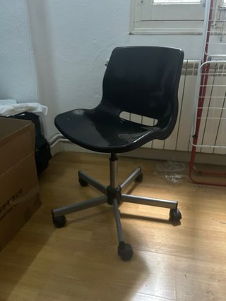 Silla de oficina negra con ruedas