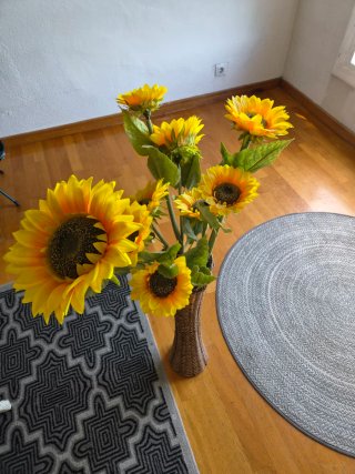 Cesto de mimbre con 9 girasoles de plástico