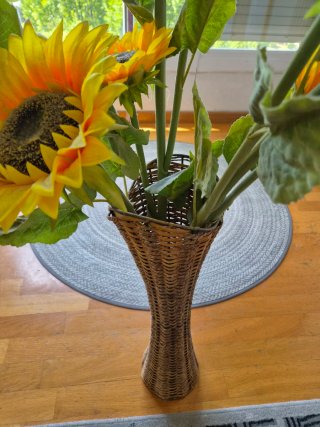 Cesto de mimbre con 9 girasoles de plástico