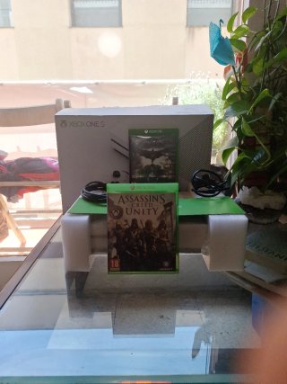 Xbox One S 1TB SSD + 2 juegos y sin mandos