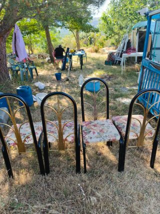 Sillas metálicas con asiento floral
