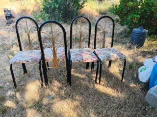Sillas metálicas con asiento floral