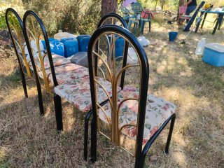 Sillas metálicas con asiento floral