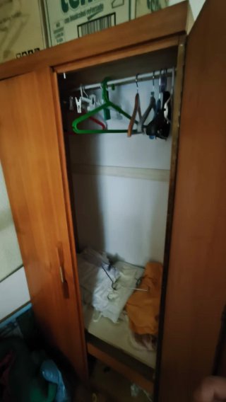 Armario de madera con puertas