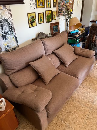 Sofá de tela beige y marrón