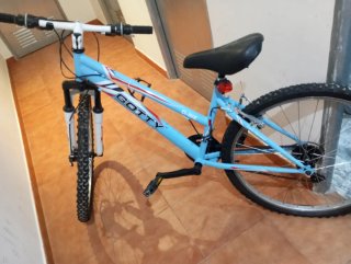 Bicicleta  azul y blanca