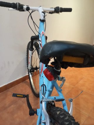 Bicicleta  azul y blanca