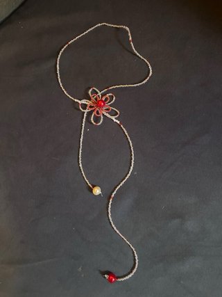 Collar floral artesanal rosa y rojo con perlas