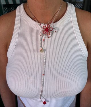 Collar floral artesanal rosa y rojo con perlas
