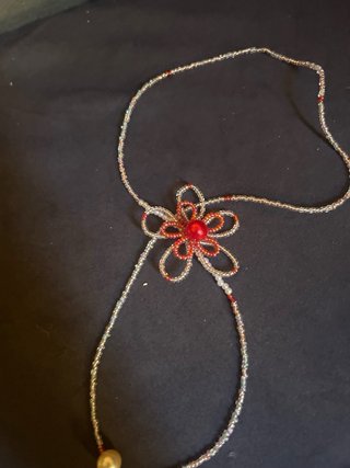 Collar floral artesanal rosa y rojo con perlas