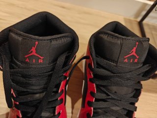 Zapatillas Air Jordan 1 Mid Rojo Negro