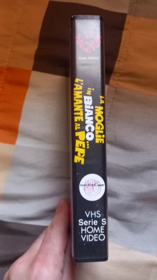 VHS La Moglie in Bianco, L'Amante al Pepe