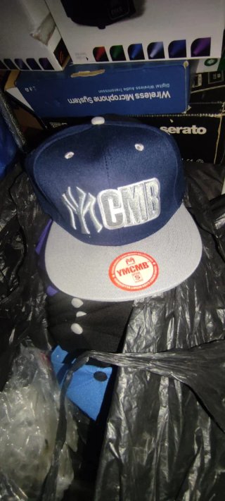 Gorra New Era YMCMB Negra y Gris