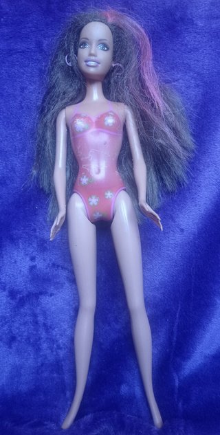 Muñeca Barbie cambia de bañador con agua caliente