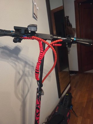 Monopatín Eléctrico Rojo y Negro
