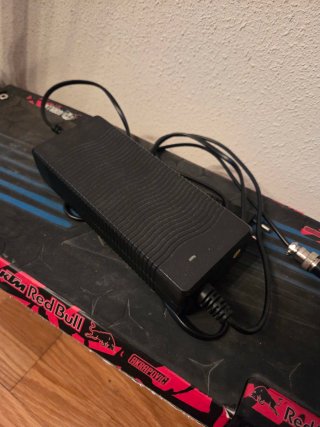 Monopatín Eléctrico Rojo y Negro