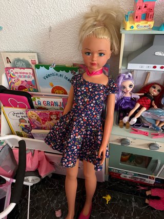 Muñeca grande rubia con vestido floral
