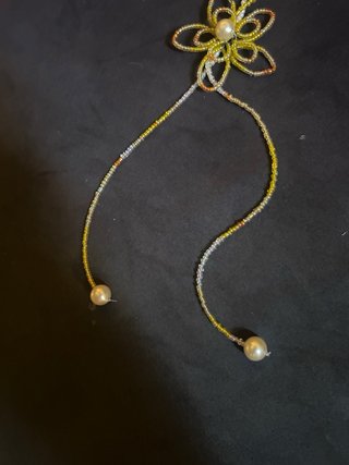 Collar de flores con perlas