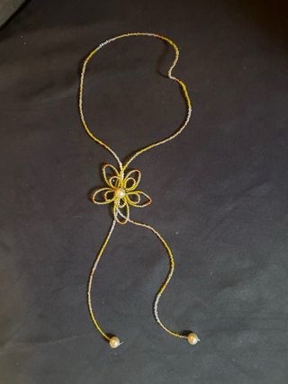 Collar de flores con perlas