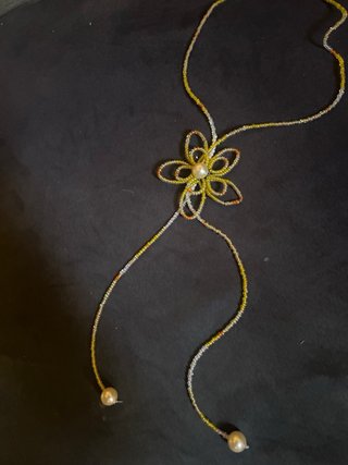 Collar de flores con perlas