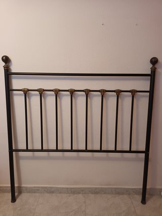 Cabecero de forja negro y dorado para cama de 135