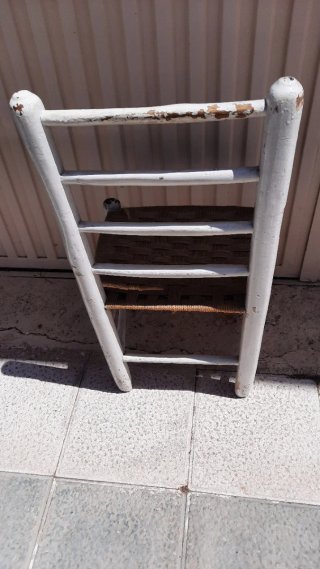 Silla antigua de madera y yute