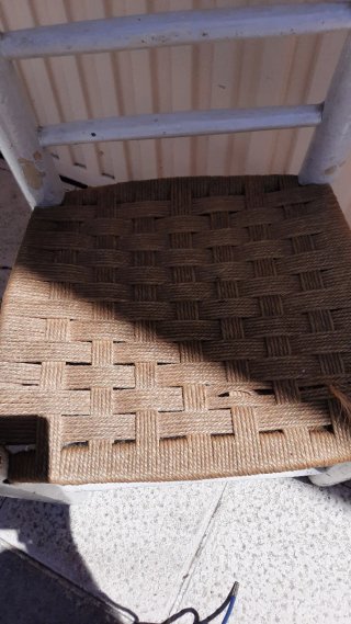 Silla antigua de madera y yute