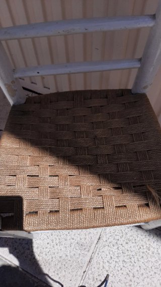 Silla antigua de madera y yute