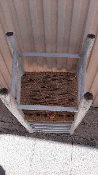Silla antigua de madera y yute