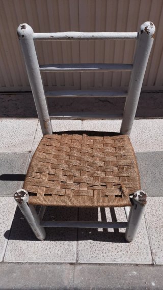 Silla antigua de madera y yute
