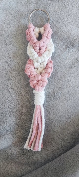 Portachiavi macramè rosa e bianco