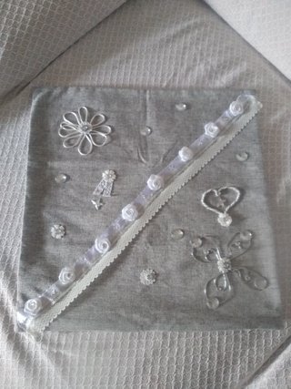 Cojín decorativo gris con adornos