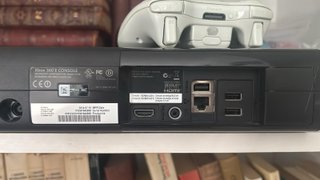Xbox 360 con 2 mandos (blanco y negro) y 6 juegos.