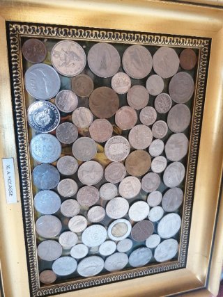 Colección de monedas enmarcada