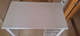 Escritorio de madera blanco con estanterías