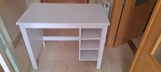Escritorio de madera blanco con estanterías