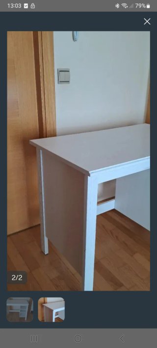 Escritorio de madera blanco con estanterías