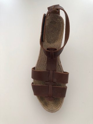 Sandalias de piel con cuña de esparto