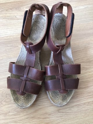 Sandalias de piel con cuña de esparto