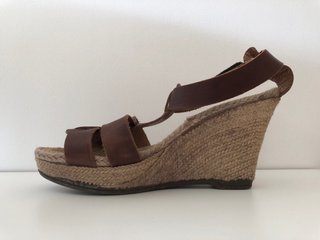 Sandalias de piel con cuña de esparto