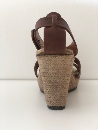 Sandalias de piel con cuña de esparto