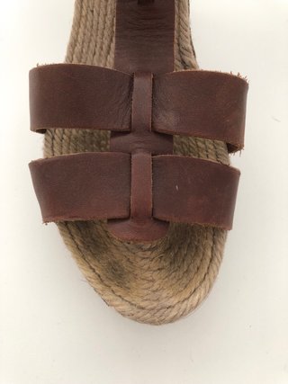 Sandalias de piel con cuña de esparto