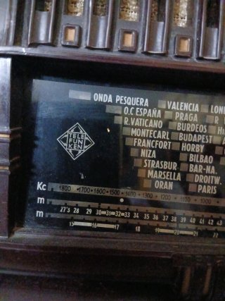 Radio Antigua Telefunken Marrón con voltimetro