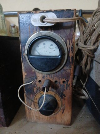 Radio Antigua Telefunken Marrón con voltimetro