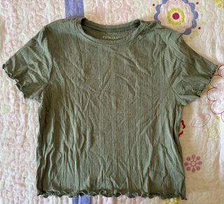 Top blanco con cuello de rayas azules