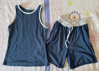 Top blanco con cuello de rayas azules