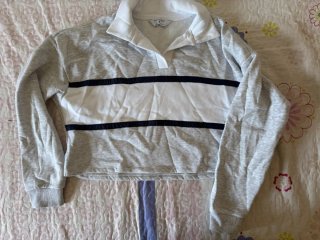 Top blanco con cuello de rayas azules