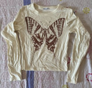 Top blanco con cuello de rayas azules